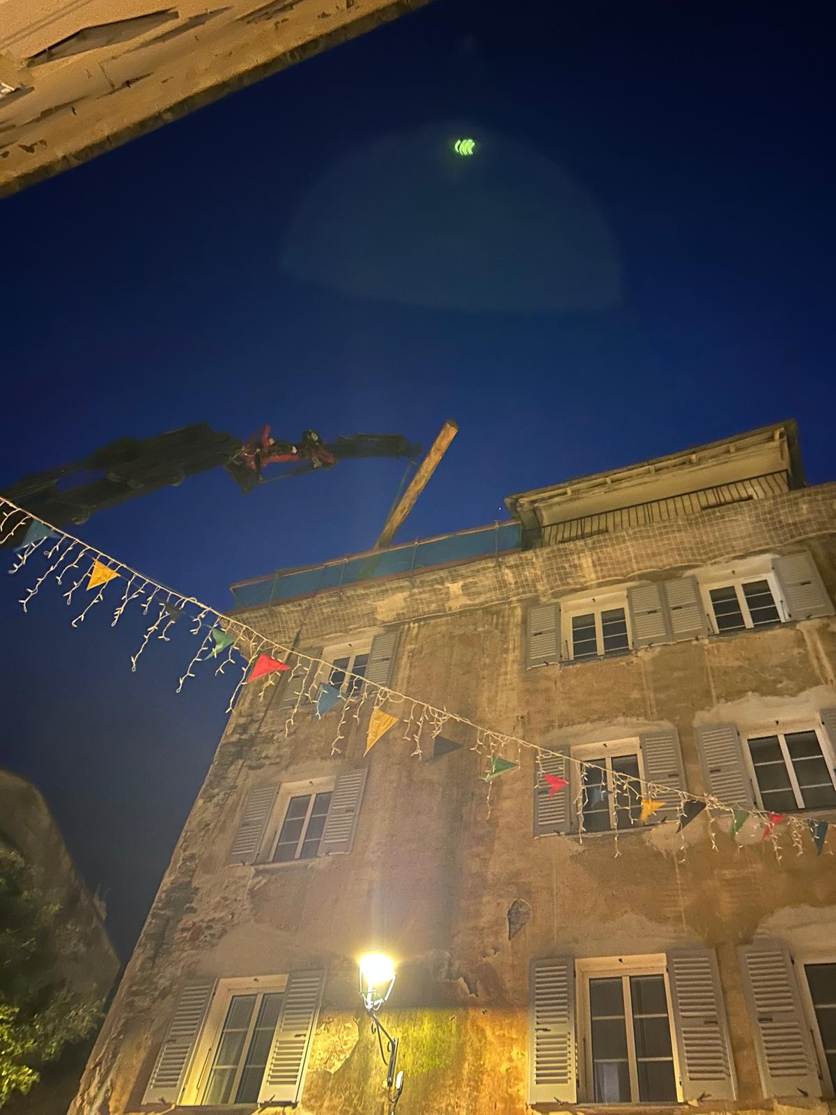 Levage de charpente de nuit