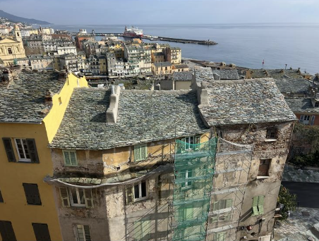 Toits en lauze des immeubles anciens de Bastia surplombant le port