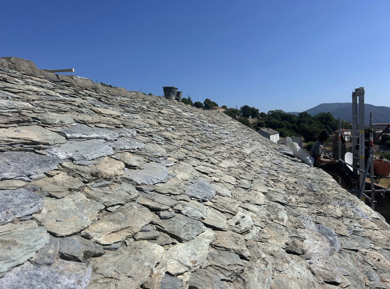 Toiture en lauze de schiste posée à la main sur une bâtisse de Haute-Corse
