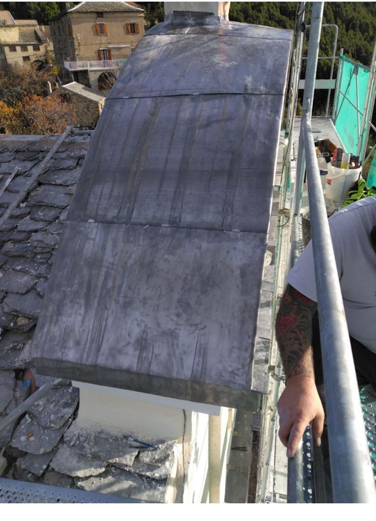 Habillage zinc d'une souche de toiture